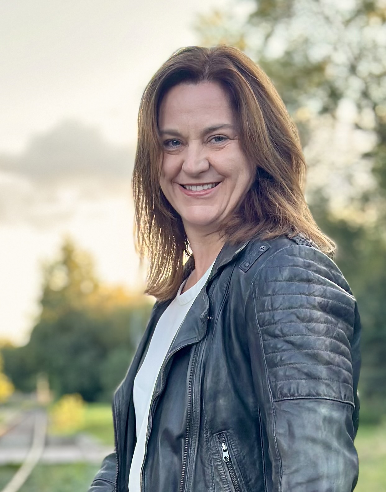 Dorothee Conrad, Neuro-Leadership-Coach, steht lächelnd in natürlichem Licht im Freien.Das Porträt vermittelt Ruhe, Klarheit und Präsenz – zentrale Werte ihrer Arbeit im Bereich Mindful Power und systemischer Unternehmensführung.