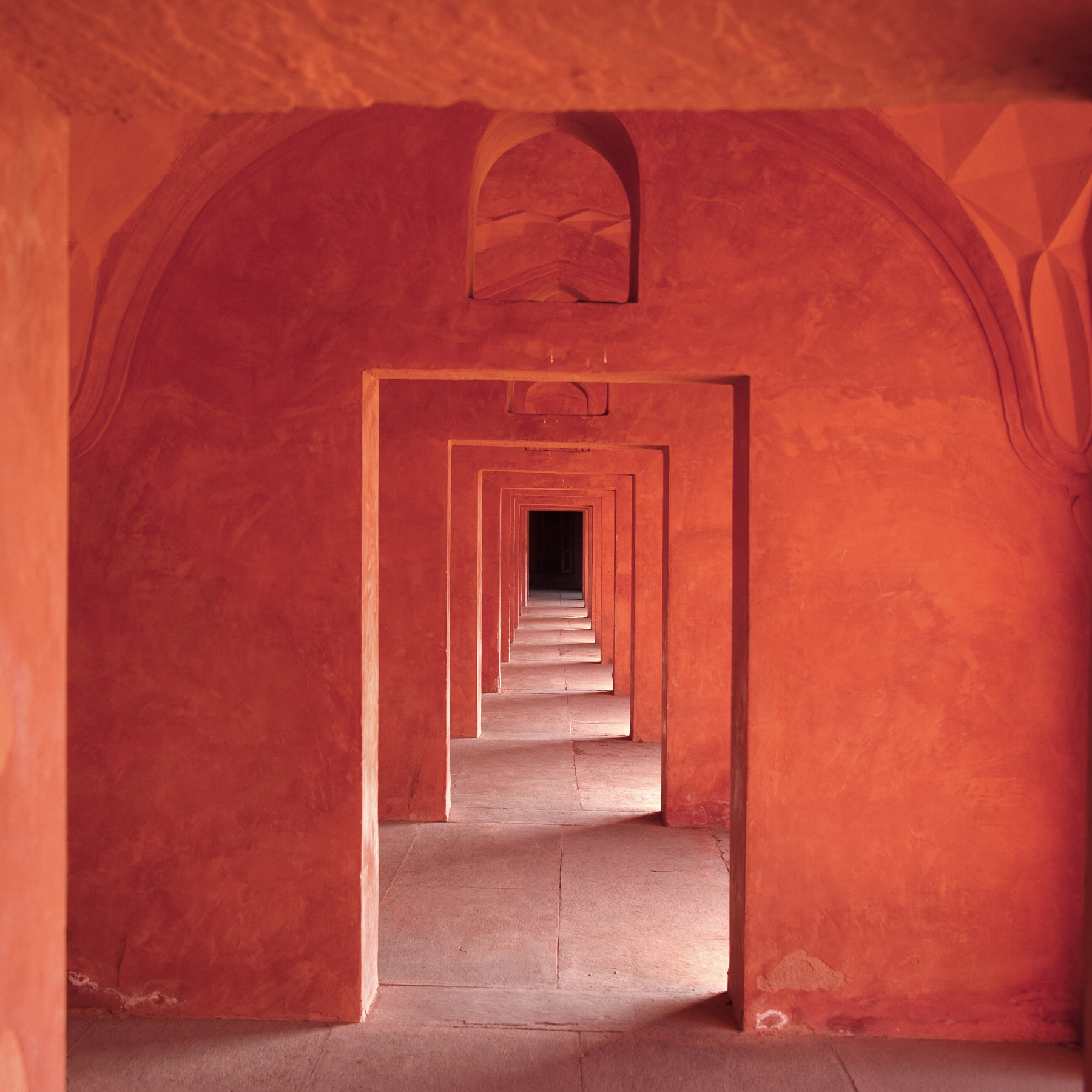 Rundes weißes Labyrinth von oben, ein durchgehender roter Weg markiert den Ausweg – Symbolbild für das LEAD-Programm, das Unternehmer:innen zu Klarheit und Führungssouveränität führt.